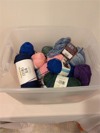 Lot yarn w/ storage container