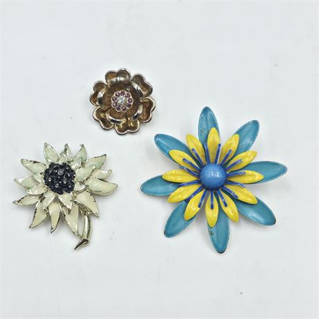 Metal flower brooch lot