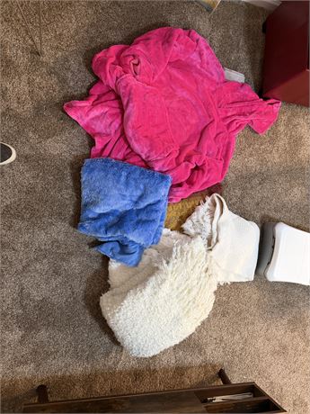 Blankets, Throws, & Hoodie Wrap 6 In All
