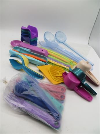 NEW VINTAGE TUPPERWARE TACO HOLDERS, SERVING SPOONS, ICE CREAM SCOOP