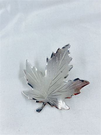 6.3g Vtg Sterling Maple Leaf Pin
