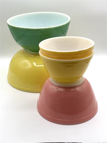 Four Piece Vintage Pyrex Bowls Set plus one extra