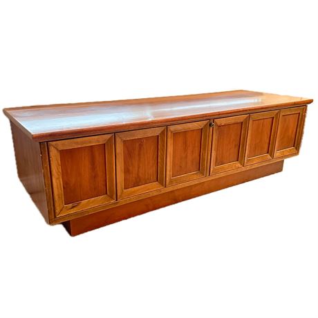 Vintage Lane Locking Cedar Chest with Key