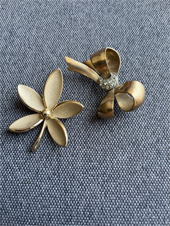 Goldtone  Signed,  unsigned brooch lot