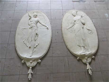 WHITE RELIEF RAISED SCULPTURE DEPICTING CLASSICAL FIGURE WITHIN AN OVAL FRAME
