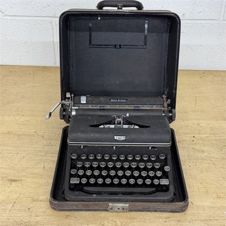 Royal Quiet De Luxe Typewriter
