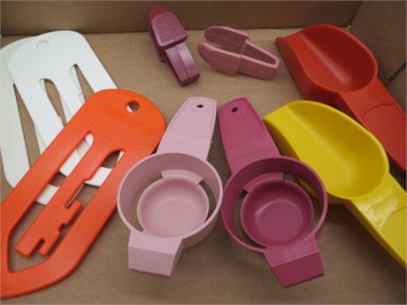 NEW VINTAGE TUPPERWARE COOKBOOK CLIP BOOK MARKERS, STRAWBERRY HULLERS,