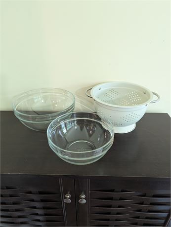 Lot Metal Strainer + 2 Pampered Chef Bowls