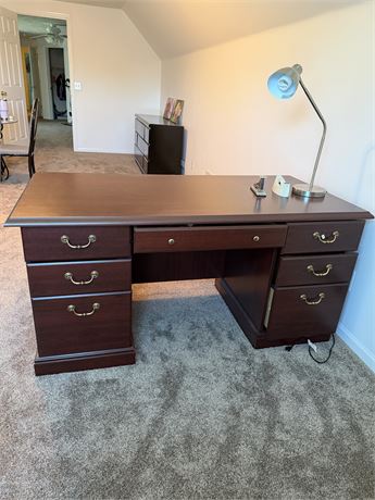Executive Desk w/5 Drawers