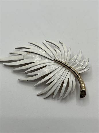 Pastelli leaf brooch
