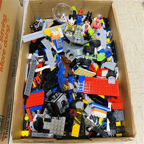 Lego Lot w/ 8 Minifigures