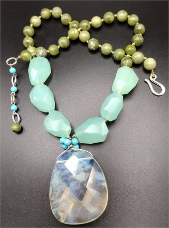 Adventurine and glass bead necklace 20 in