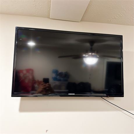 Samsung LED TV Wall Mounted w Remote & Antenna