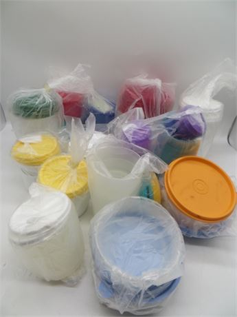 NEW VINTAGE TUPPERWARE SNACK CUPS