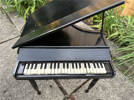 Fun Vintage Mini Piano