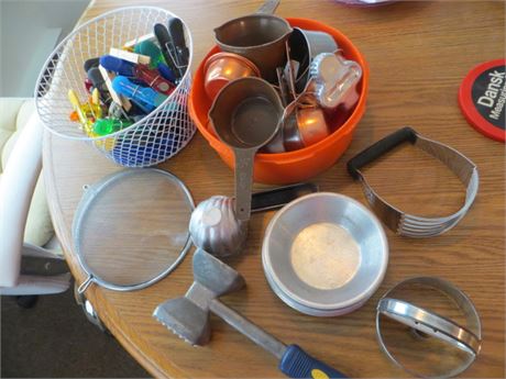 Measuring Spoons & Bag Clips & Kitchen Utensils