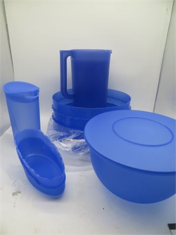 NEW VINTAGE TUPPERWARE STACKABLE PIE CONTAINER, SNACK BOATS, 2 PITCHERS &