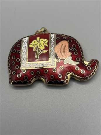 Closing a elephant pendant