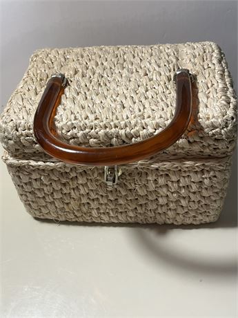 Weaved straw vintage purse with lucite handle