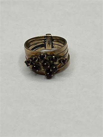 14 kt yellow gold, nine round stone ruby ring 1.72G