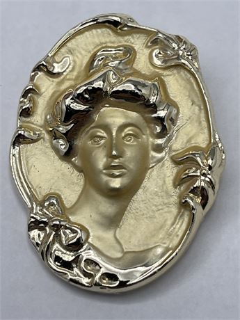 Vintage brooch with Reposse image of Gibson girl