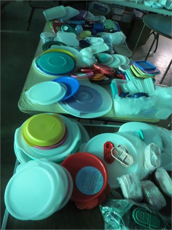 NEW VINTAGE TUPPERWARE TABLE FULL OF LIDS