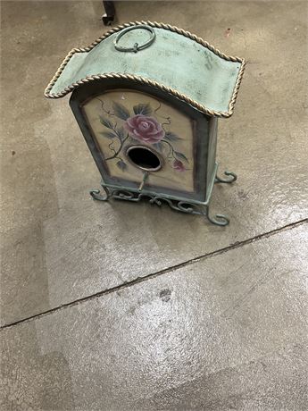 Little metal birdhouse