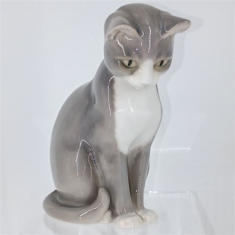 Bing & Grøndahl Figurine No. 1876 – Gray and White Cat – Denmark