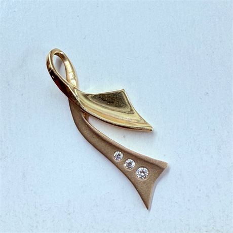 4.40g 14k Gold + Diamond Pendant