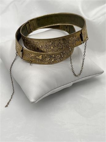 Set of 2 vintage gold etched bangle bracelets