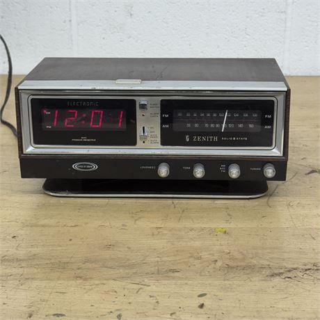 Zenith Solid State "Circle of Sound" Clock Radio