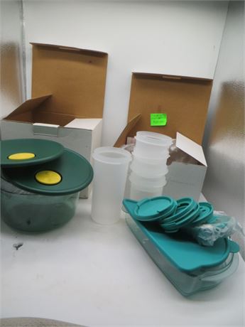 NEW VINTAGE TUPPERWARE ROCK N SERVE GIFT SET