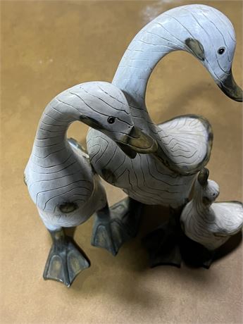 Collectibles Carved resin family duck statue
