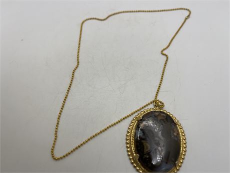 Vintage marbled cameo on a goldtone base beaded chain necklace