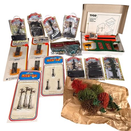 HO Train Accessories and  Gravel Conveyor