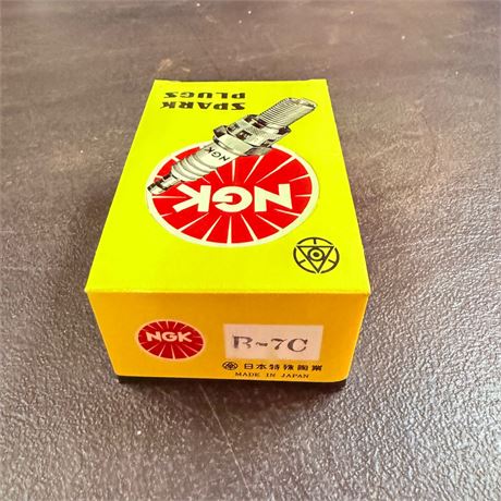 NOS Case NGK Spark Plugs - B7C