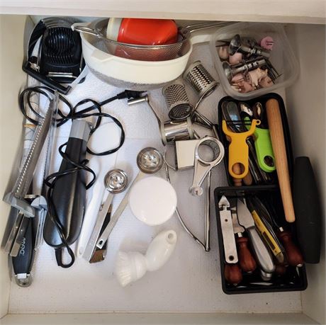 Large Kitchen Drawer Buyout Lot, Incl. Electric Knife