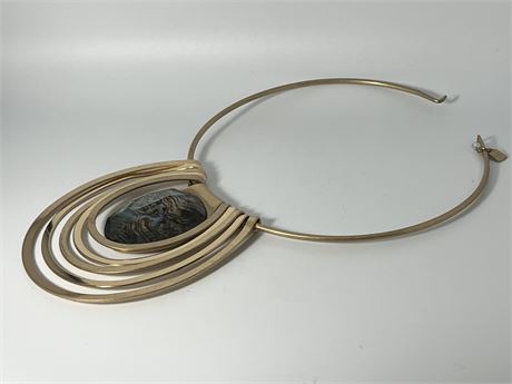 Vintage wired metal plastic pendant necklace