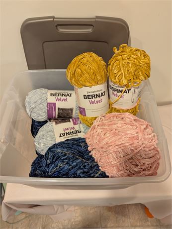 Lot velvet yarn w/storage container