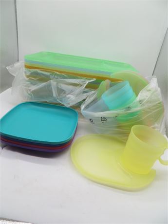 NEW VINTAGE TUPPERWARE 16 TRAYS, 4 DESSERT PLATES & 4 CUPS SNACK SETS