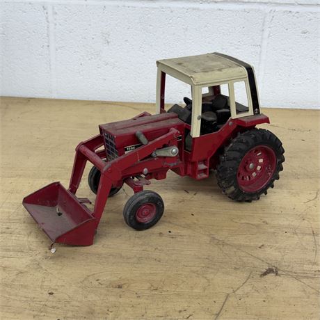 Ertl International 1586 Tractor / Loader