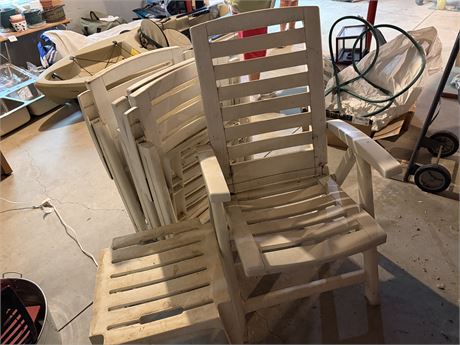 4 Outdoor Chairs & Small Table