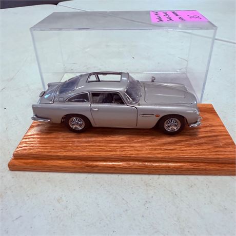 Danbury Mint James Bond Aston Martin